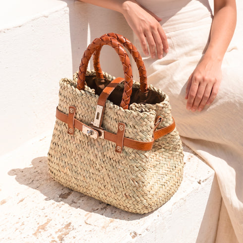 Small luxury Hermès-inspired straw handbag with braided leather handles and secure closure 5