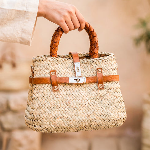 Small luxury Hermès-inspired straw handbag with braided leather handles and secure closure 3